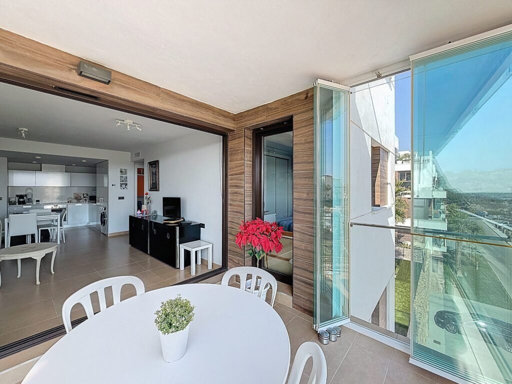 Moderno Apartamento de Dos Dormitorios en Las Ramblas Golf con Terraza Acristalada