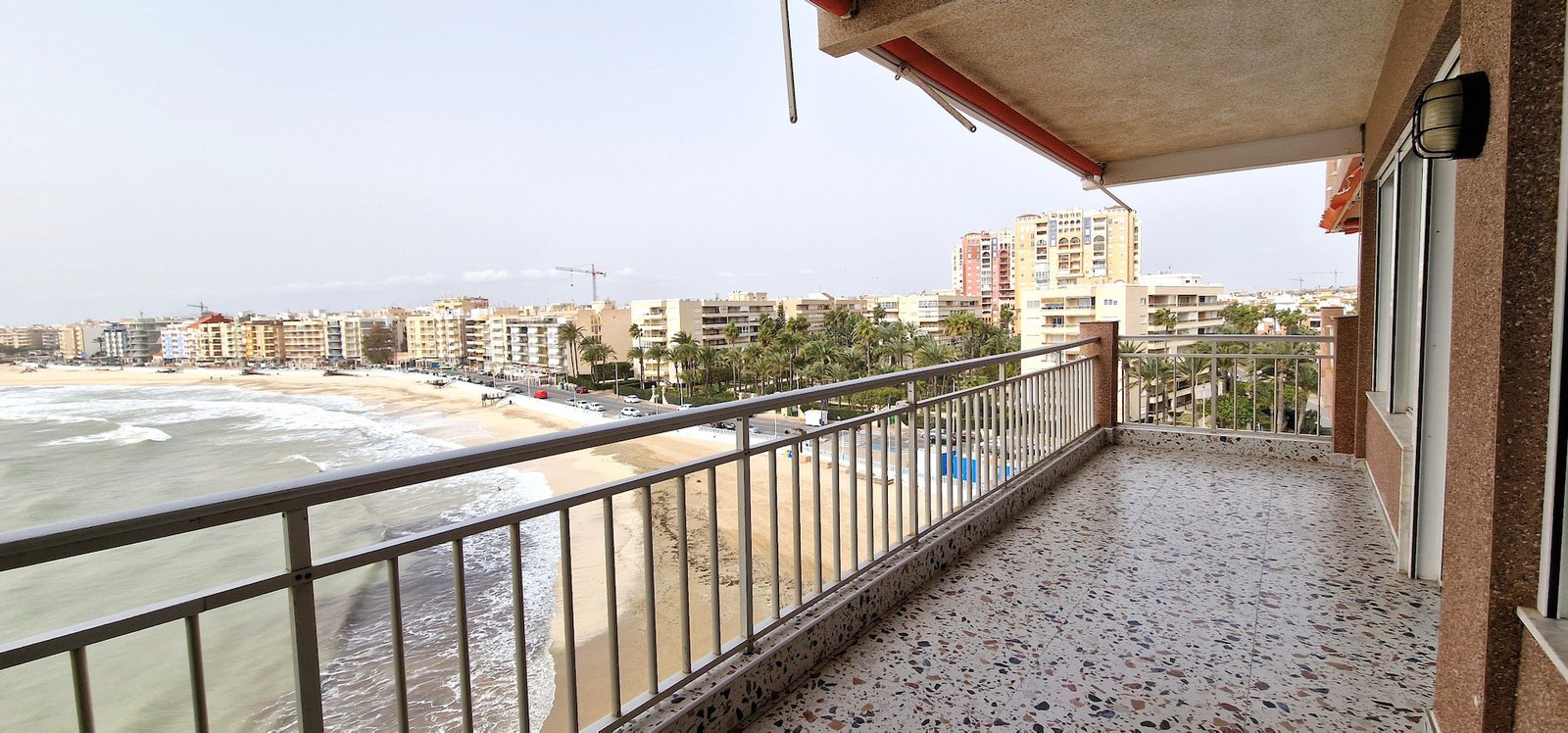 Upea merinäköala asunto, Torrevieja