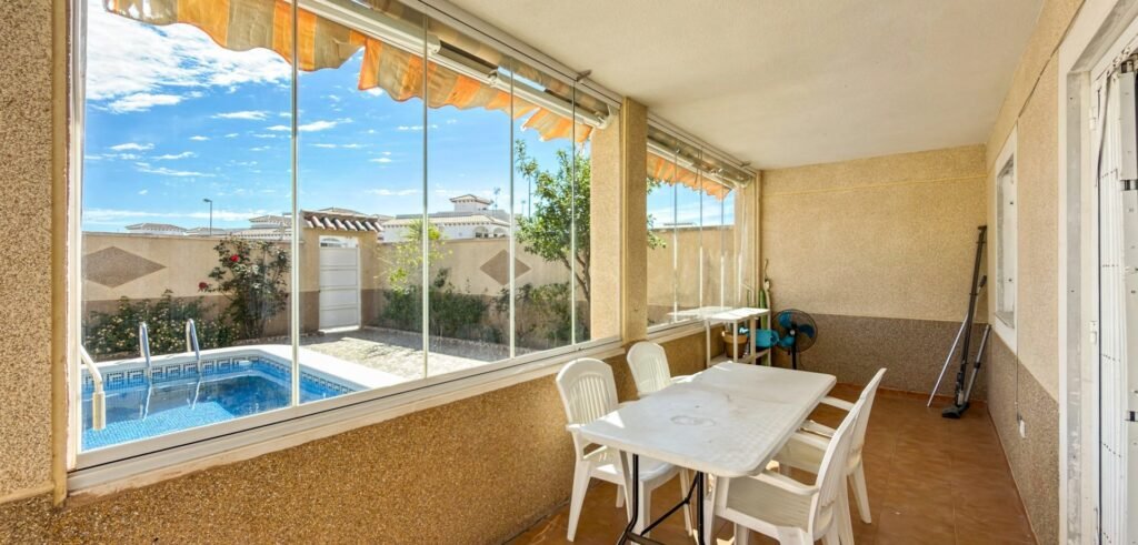 Asunto omalla uima‑altaalla Zeniamarissa