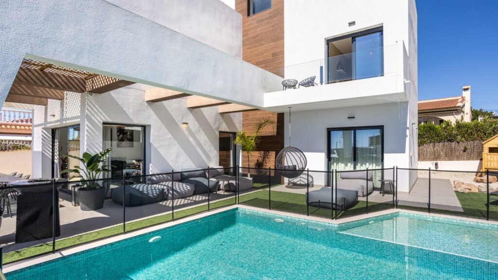 Contemporary 4-Bedroom Villa with Private Pool in Central Ciudad Quesada