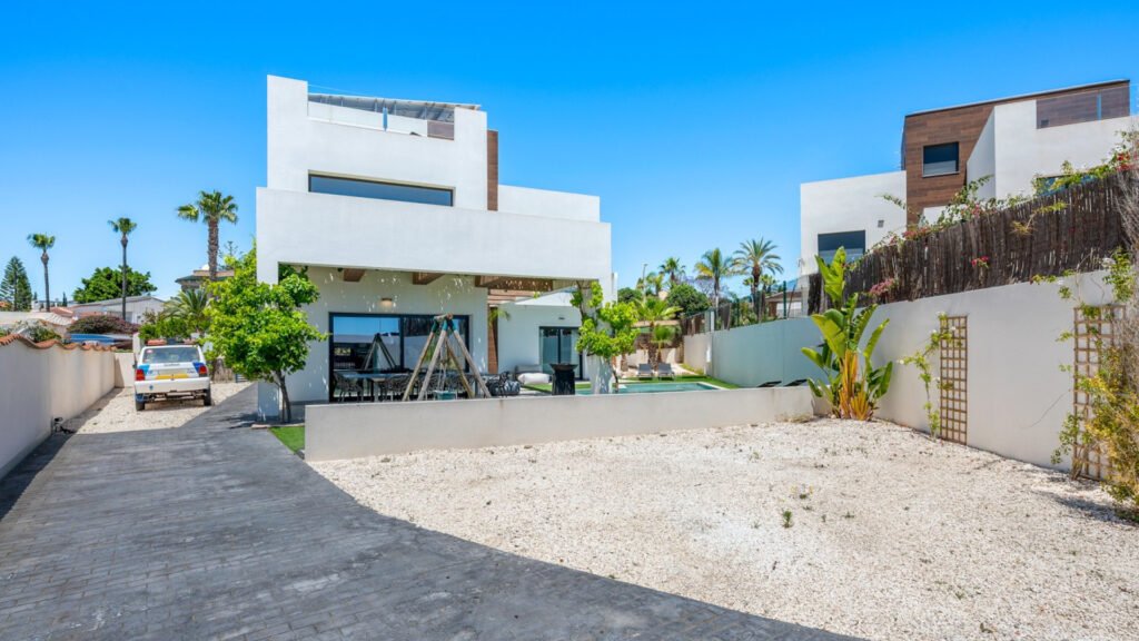Contemporary 4-Bedroom Villa with Private Pool in Central Ciudad Quesada