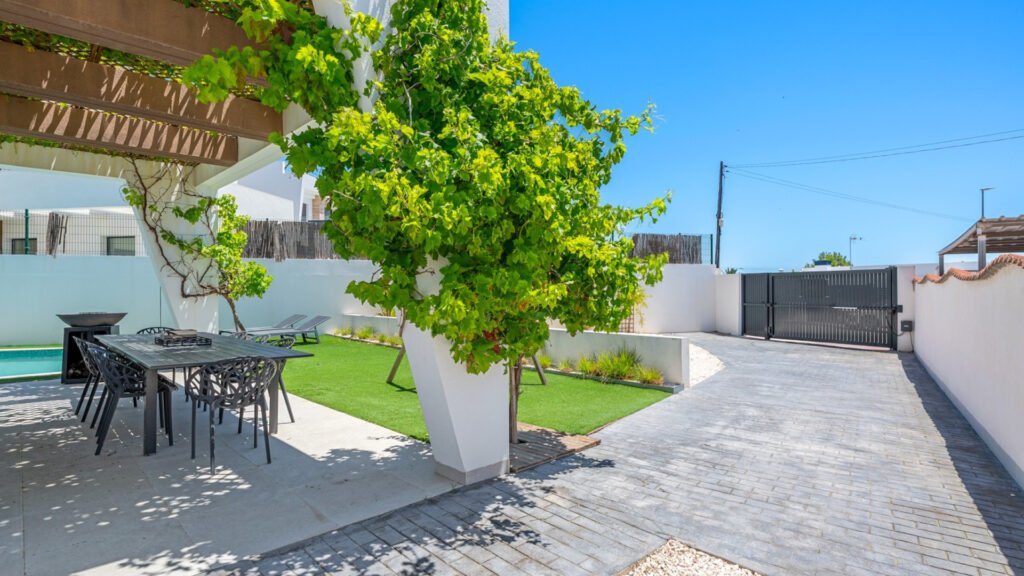 Contemporary 4-Bedroom Villa with Private Pool in Central Ciudad Quesada