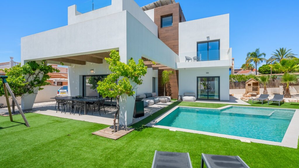 Contemporary 4-Bedroom Villa with Private Pool in Central Ciudad Quesada