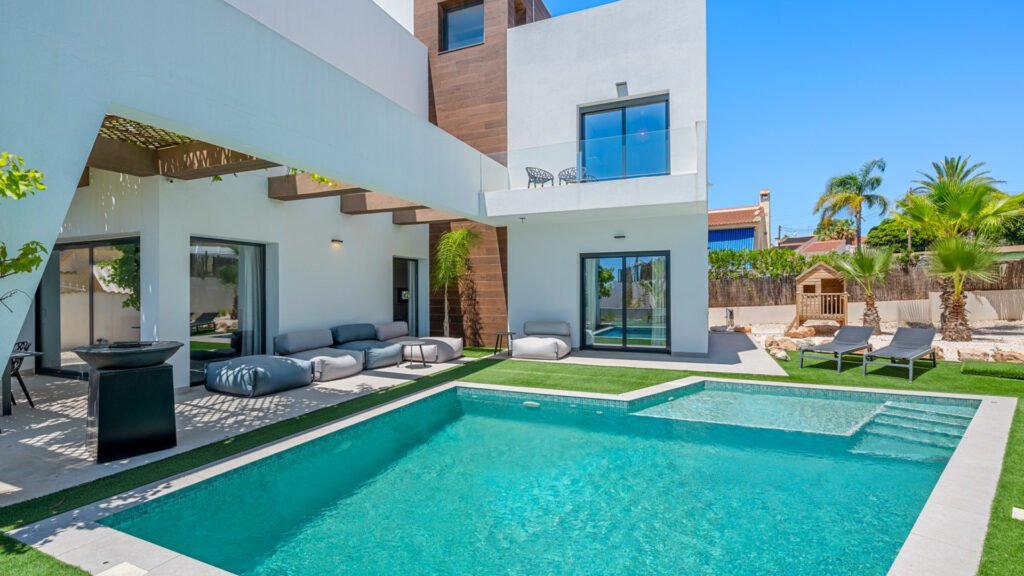 Contemporary 4-Bedroom Villa with Private Pool in Central Ciudad Quesada