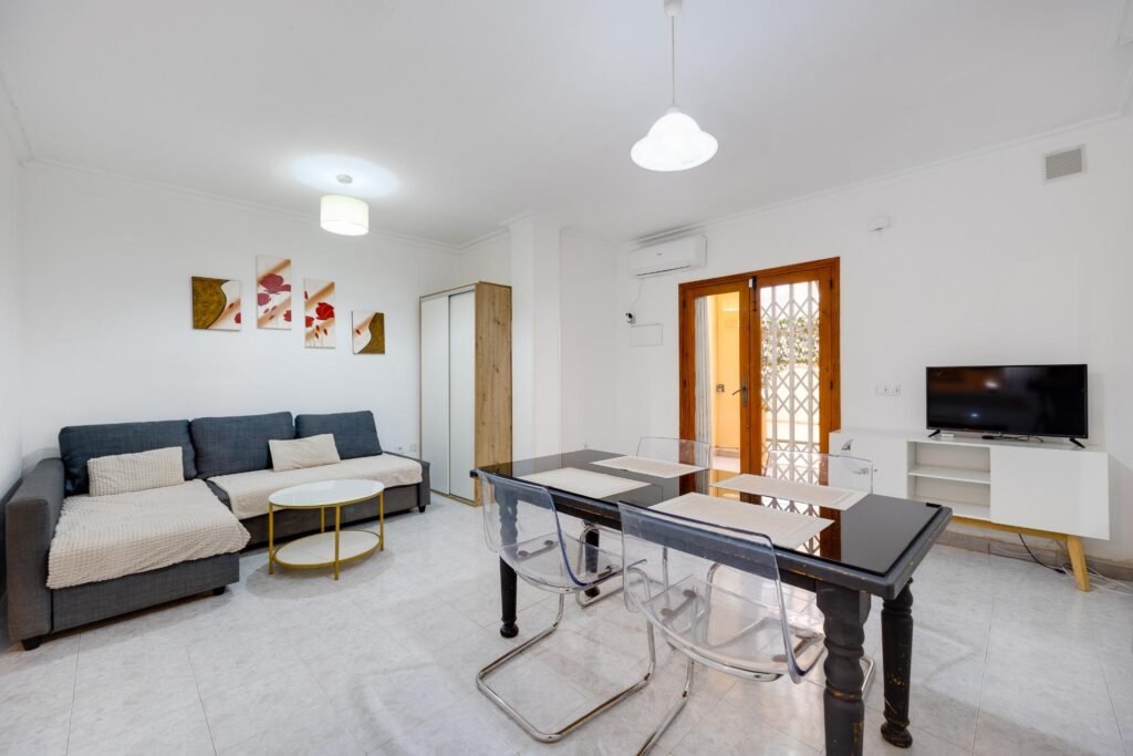 Valoisa ja käytännöllinen alakerran asunto, Torrevieja