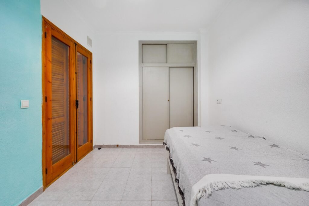 Valoisa ja käytännöllinen alakerran asunto, Torrevieja