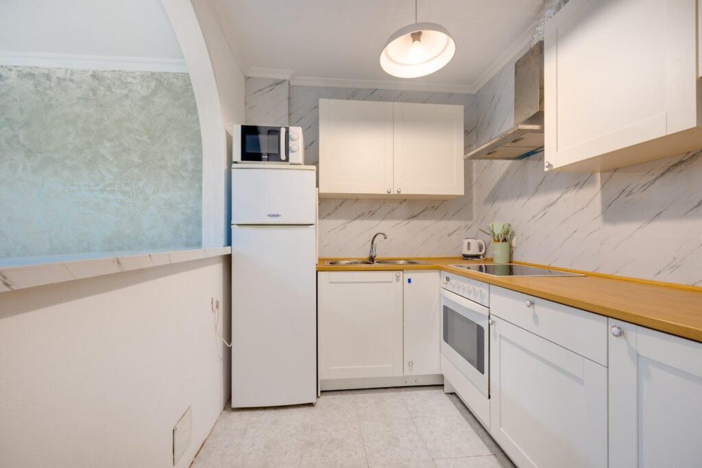 Valoisa ja käytännöllinen alakerran asunto, Torrevieja