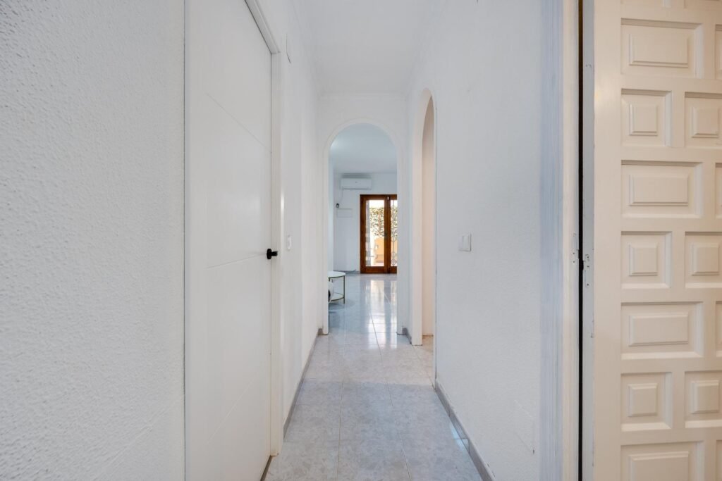 Valoisa ja käytännöllinen alakerran asunto, Torrevieja