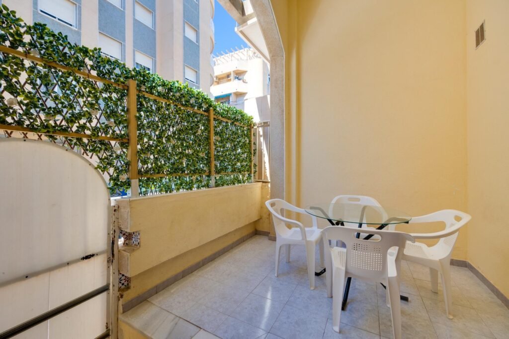Valoisa ja käytännöllinen alakerran asunto, Torrevieja