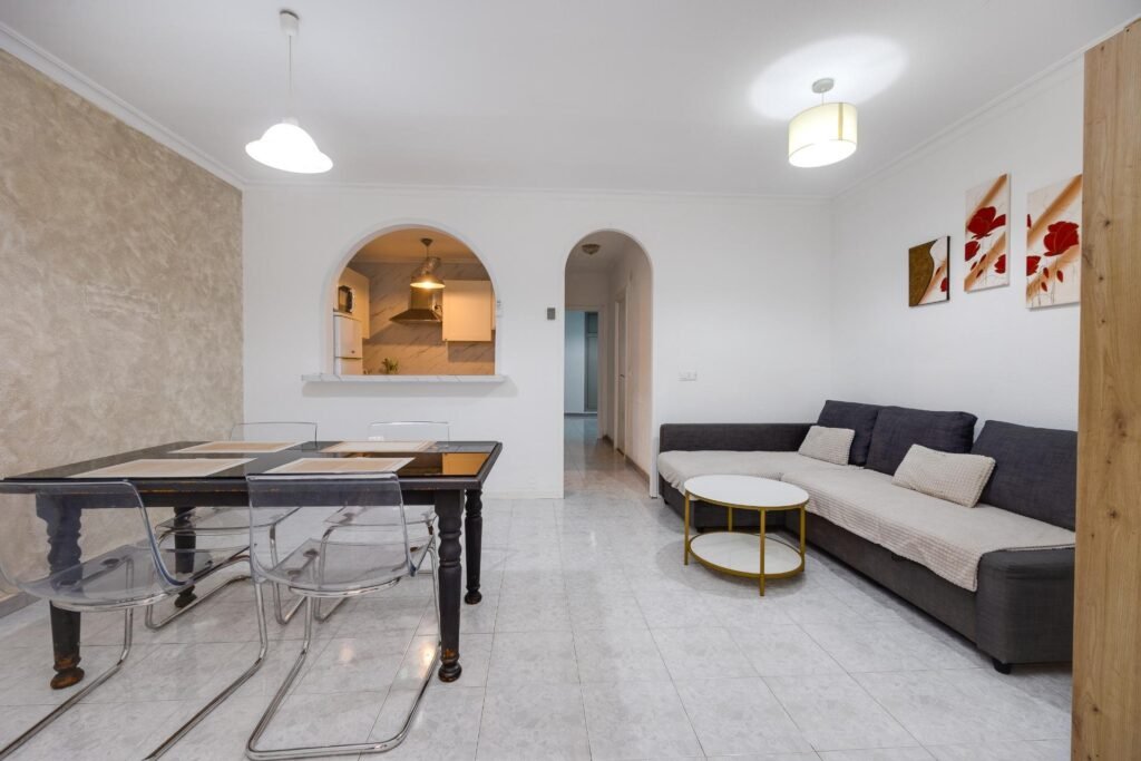 Valoisa ja käytännöllinen alakerran asunto, Torrevieja