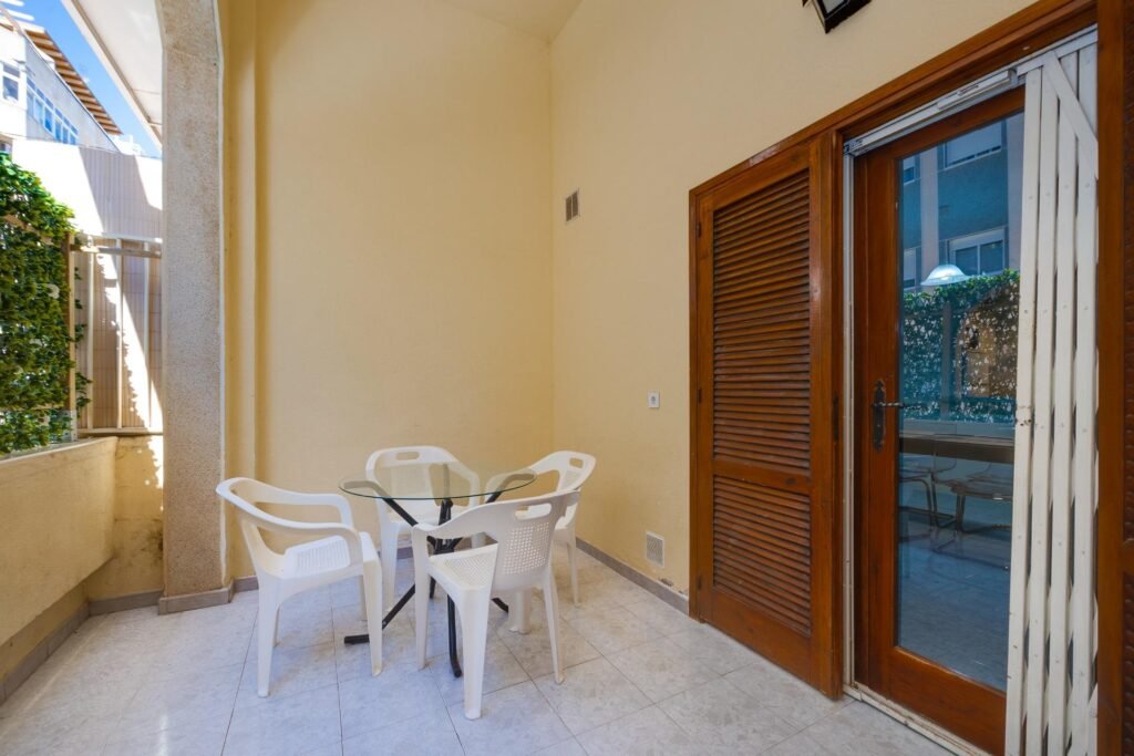 Valoisa ja käytännöllinen alakerran asunto, Torrevieja