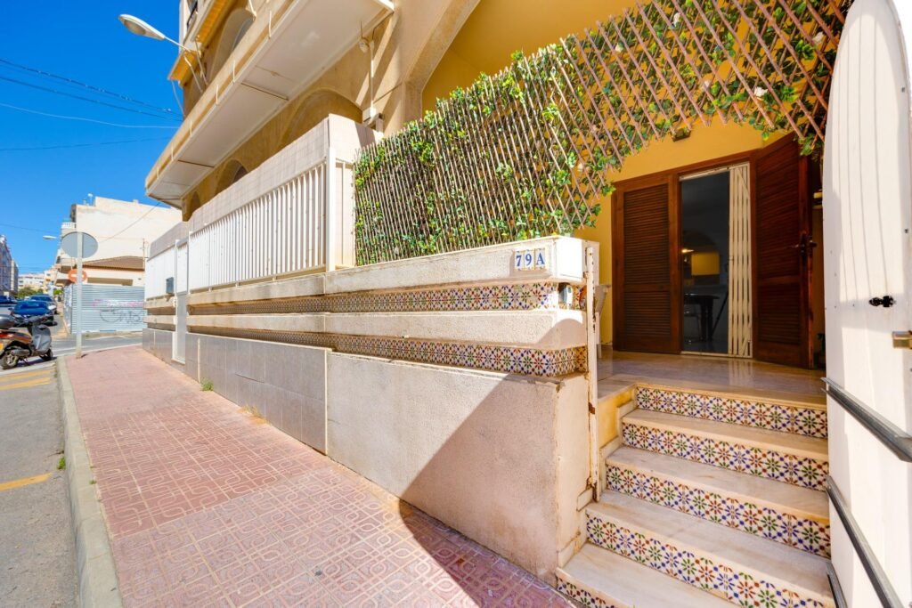 Valoisa ja käytännöllinen alakerran asunto, Torrevieja