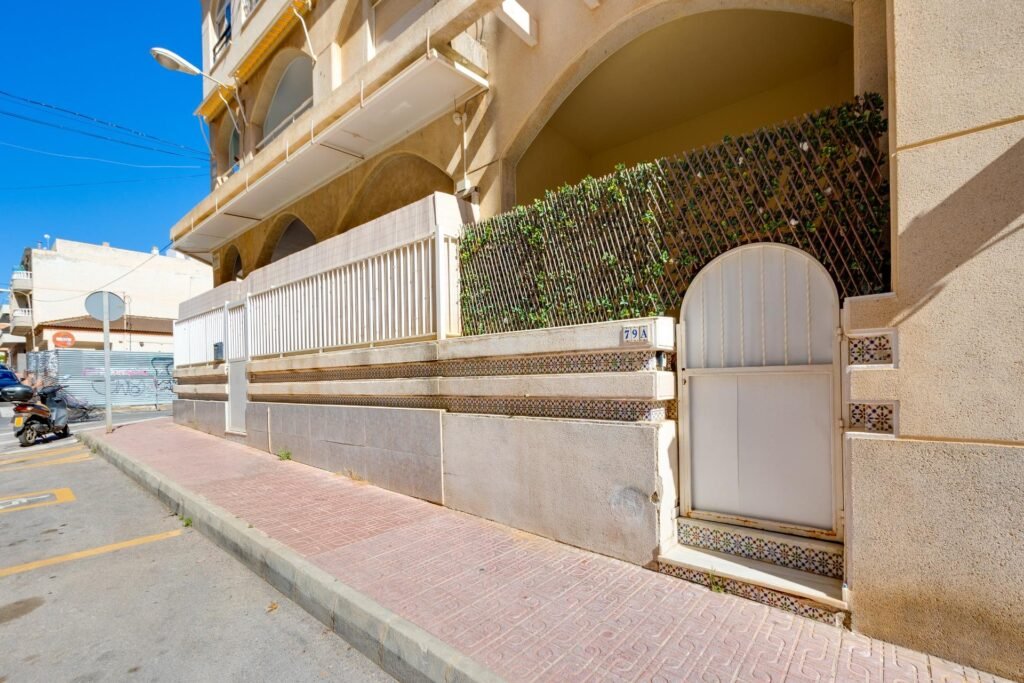 Valoisa ja käytännöllinen alakerran asunto, Torrevieja