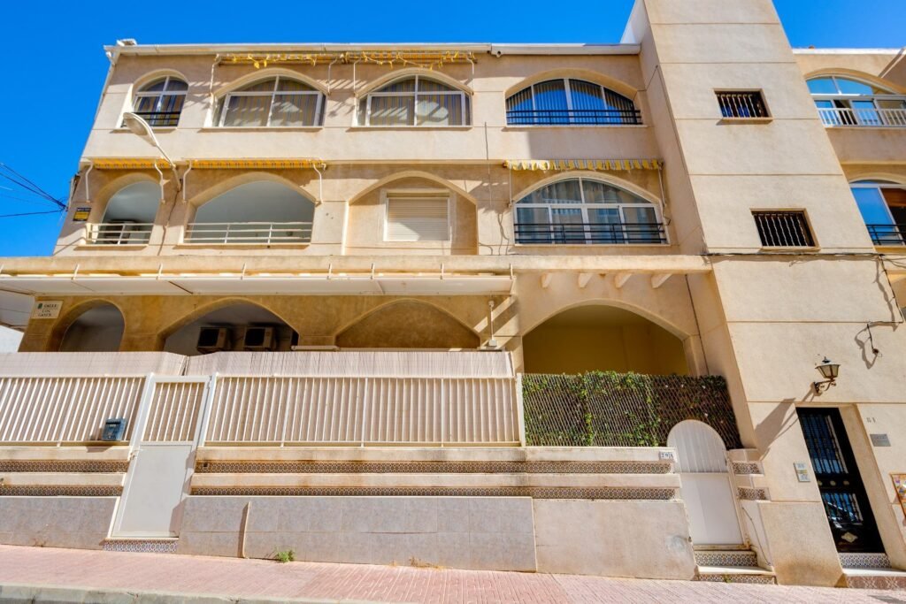 Valoisa ja käytännöllinen alakerran asunto, Torrevieja