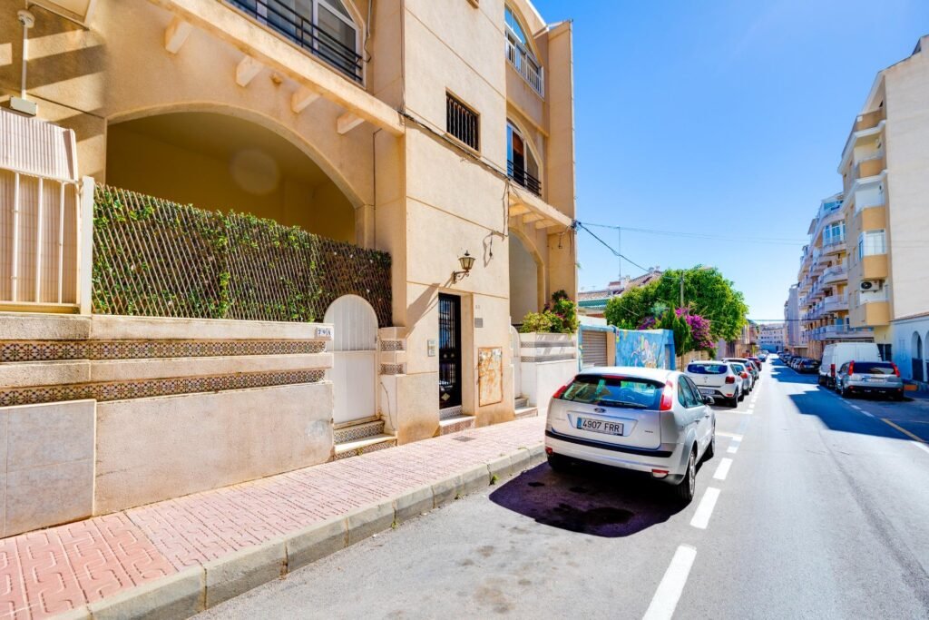 Valoisa ja käytännöllinen alakerran asunto, Torrevieja