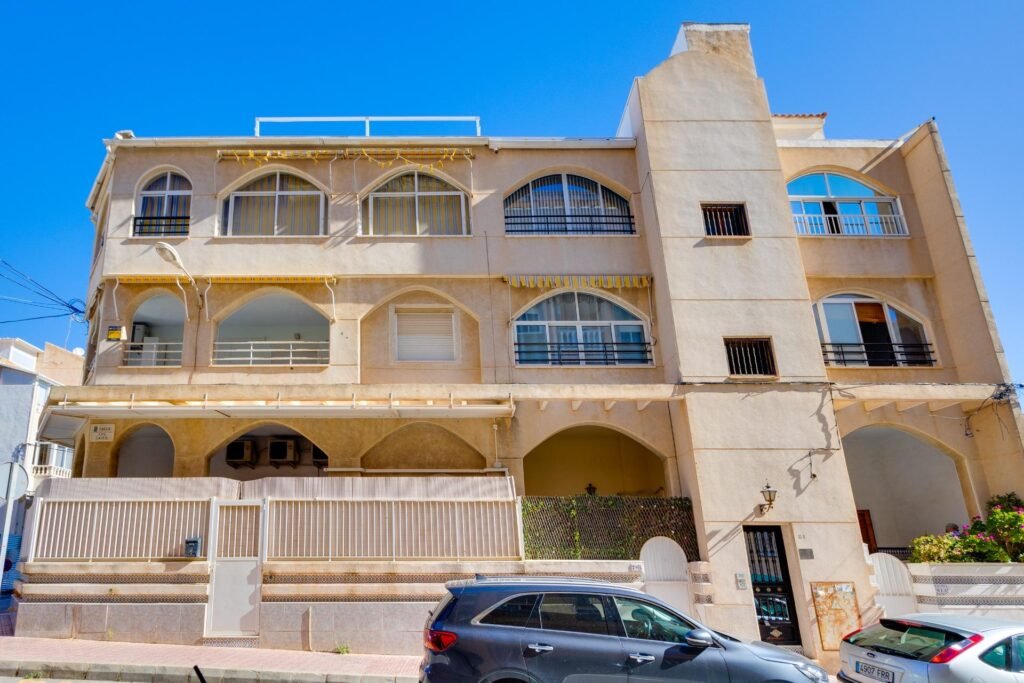 Valoisa ja käytännöllinen alakerran asunto, Torrevieja
