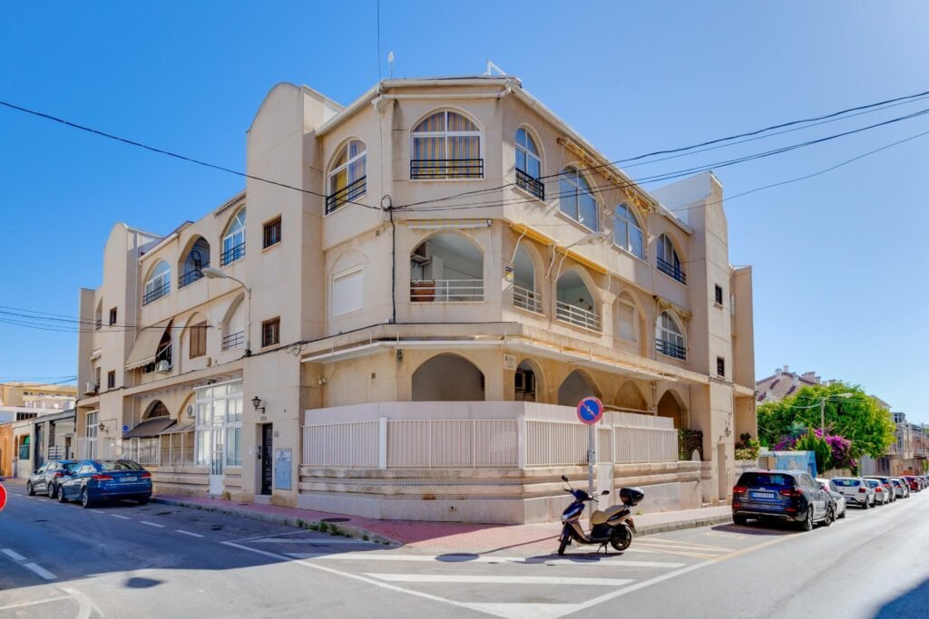 Valoisa ja käytännöllinen alakerran asunto, Torrevieja