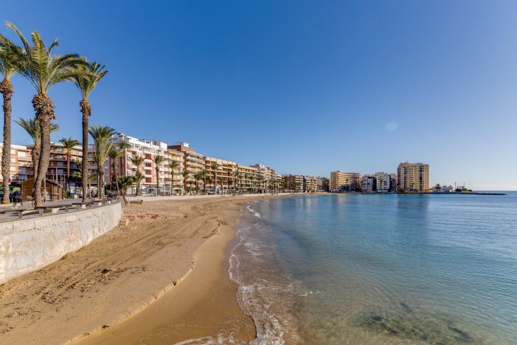 Valoisa ja käytännöllinen alakerran asunto, Torrevieja
