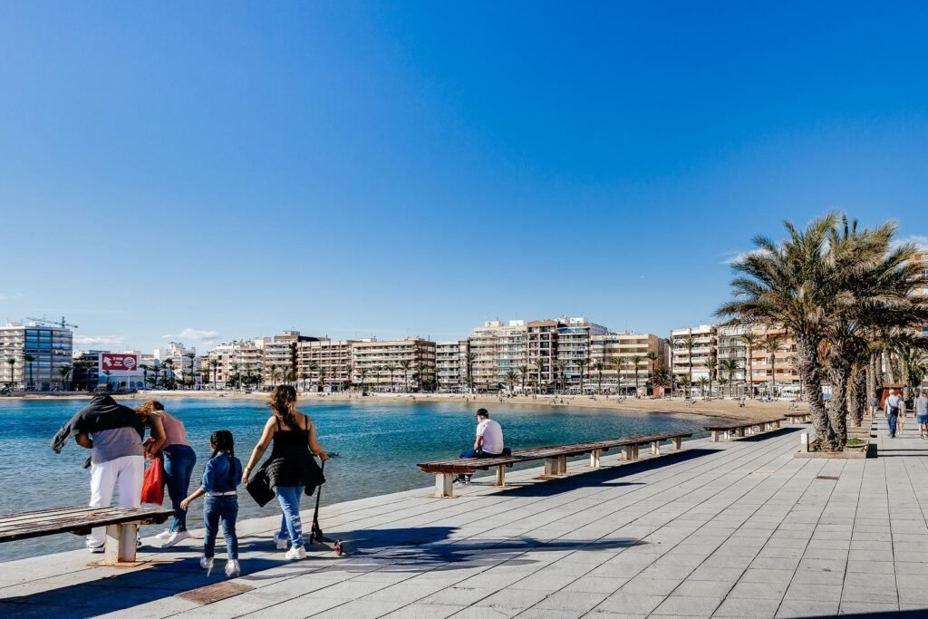 Valoisa ja käytännöllinen alakerran asunto, Torrevieja