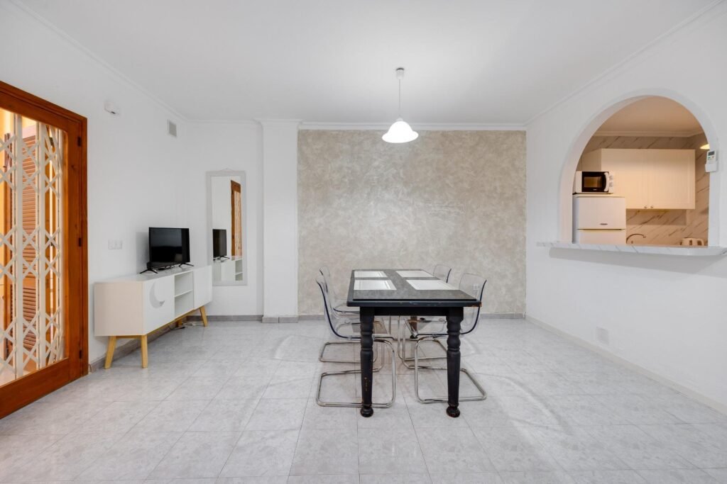 Valoisa ja käytännöllinen alakerran asunto, Torrevieja