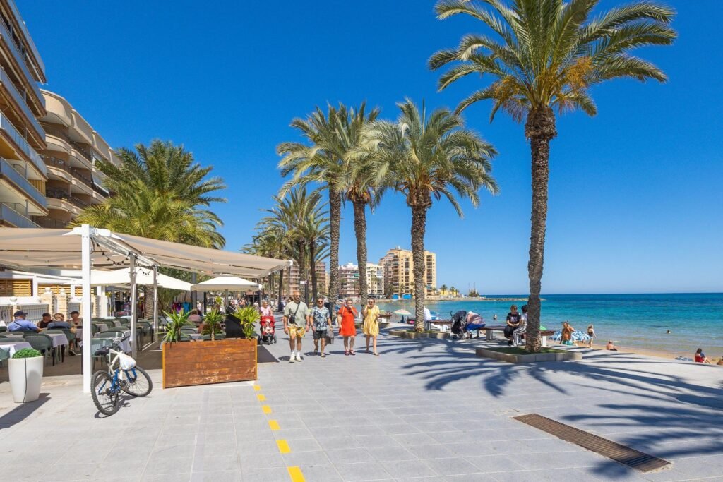 Valoisa ja käytännöllinen alakerran asunto, Torrevieja