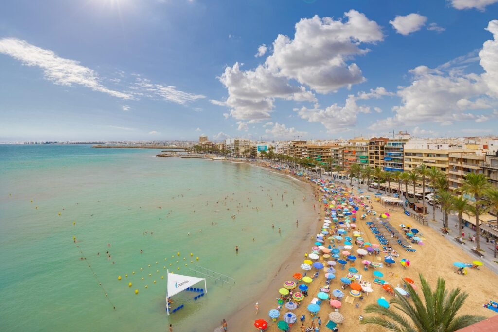Valoisa ja käytännöllinen alakerran asunto, Torrevieja