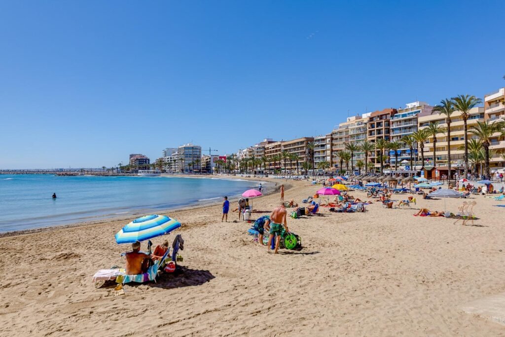 Valoisa ja käytännöllinen alakerran asunto, Torrevieja