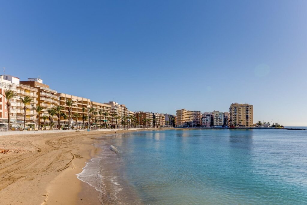 Valoisa ja käytännöllinen alakerran asunto, Torrevieja