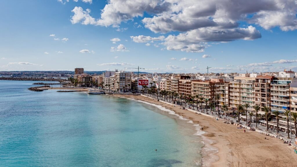 Valoisa ja käytännöllinen alakerran asunto, Torrevieja