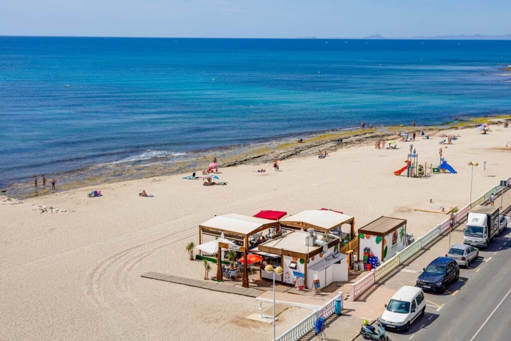 Valoisa ja käytännöllinen alakerran asunto, Torrevieja