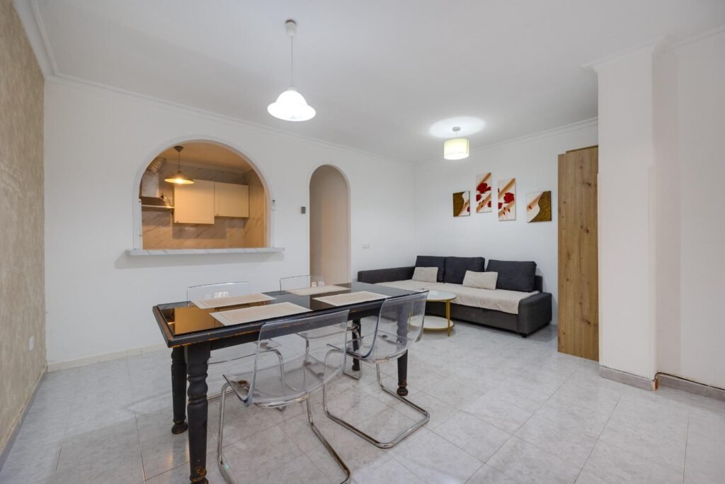 Valoisa ja käytännöllinen alakerran asunto, Torrevieja