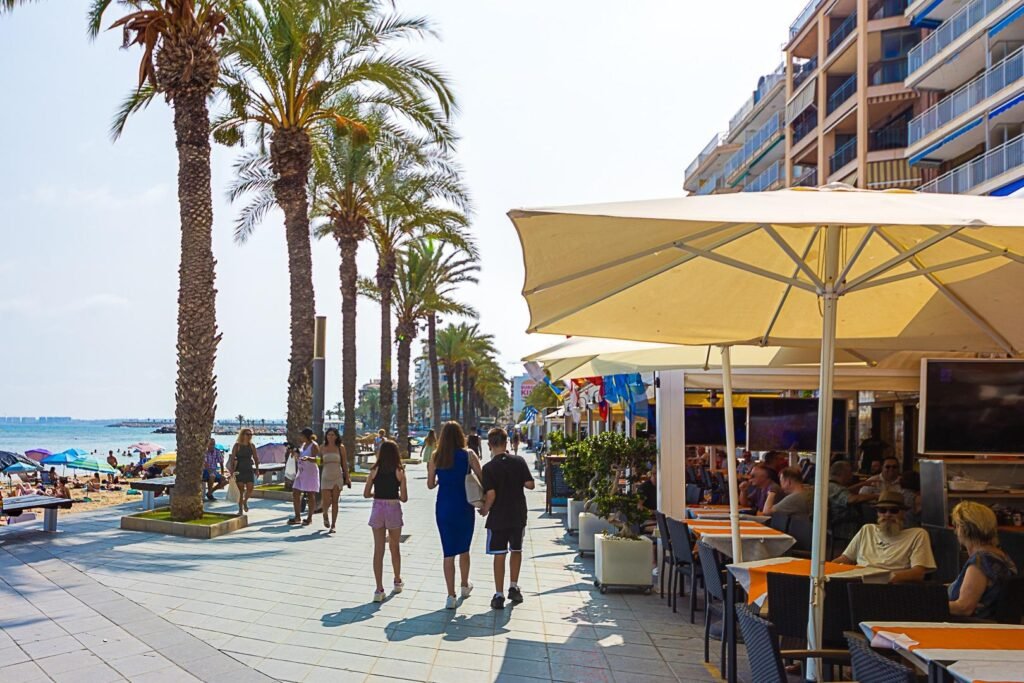 Valoisa ja käytännöllinen alakerran asunto, Torrevieja