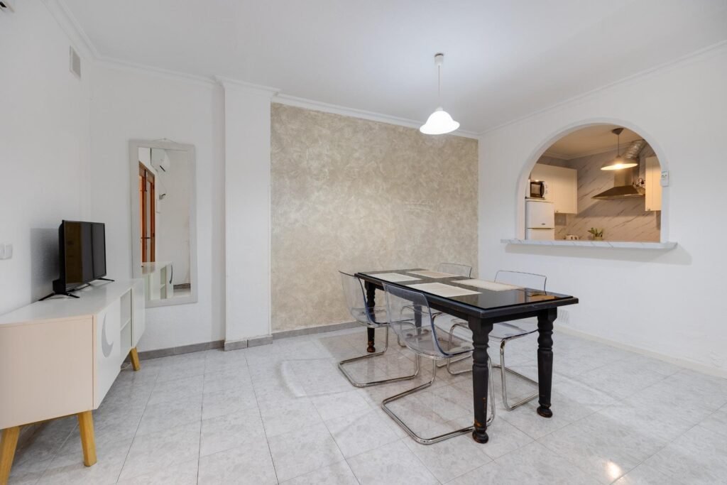 Valoisa ja käytännöllinen alakerran asunto, Torrevieja