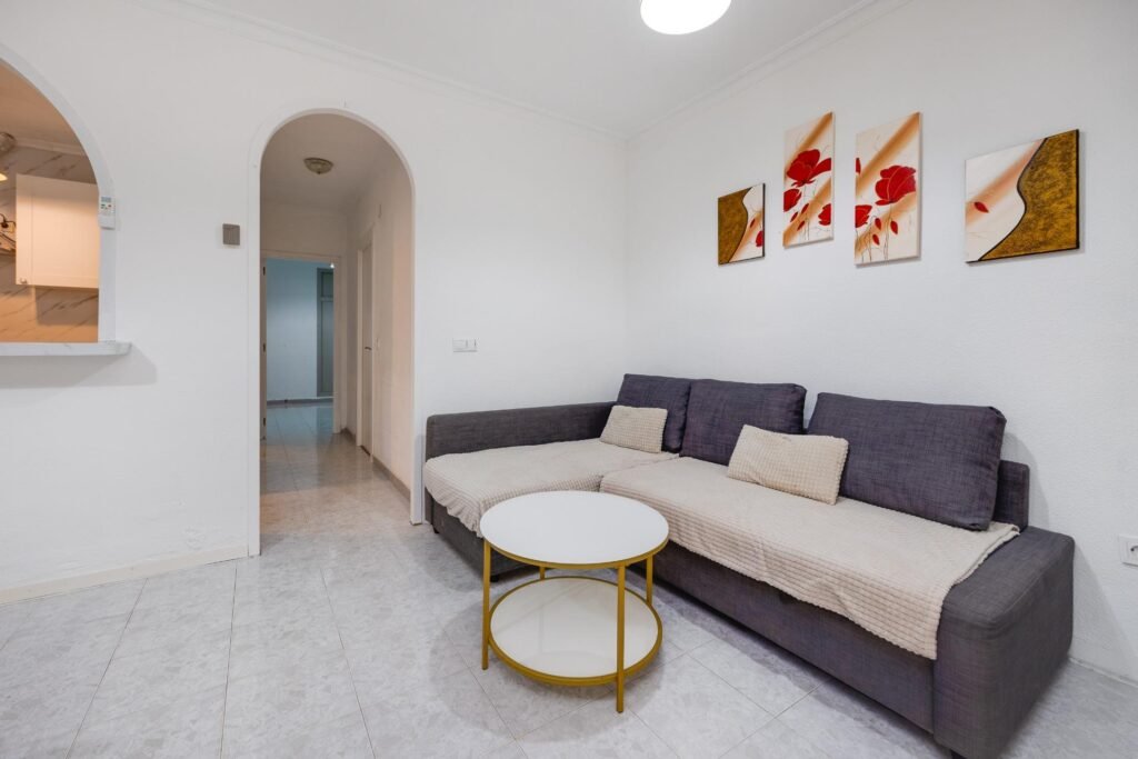Valoisa ja käytännöllinen alakerran asunto, Torrevieja