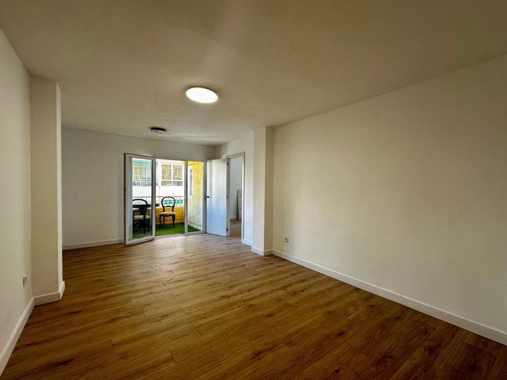 Piso reformado de 3 habitaciones 2 baños sin muebles a 100 m de la playa Acequion