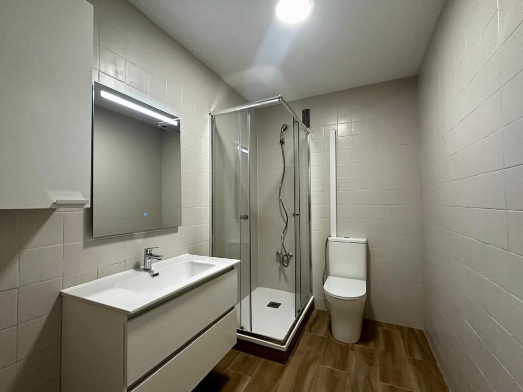 Piso reformado de 3 habitaciones 2 baños sin muebles a 100 m de la playa Acequion