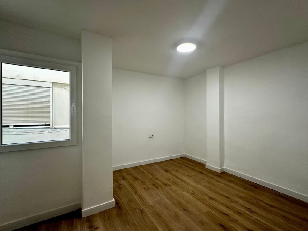 Piso reformado de 3 habitaciones 2 baños sin muebles a 100 m de la playa Acequion