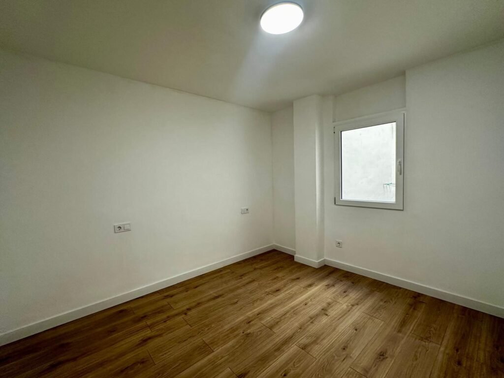 Piso reformado de 3 habitaciones 2 baños sin muebles a 100 m de la playa Acequion
