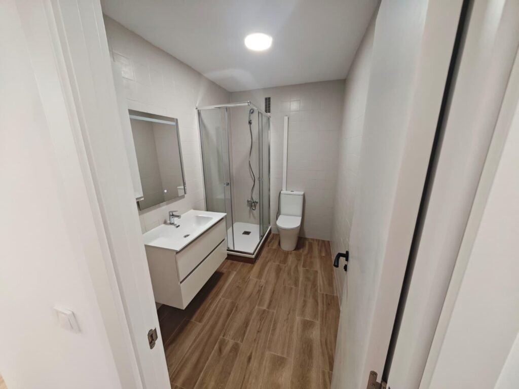 Piso reformado de 3 habitaciones 2 baños sin muebles a 100 m de la playa Acequion