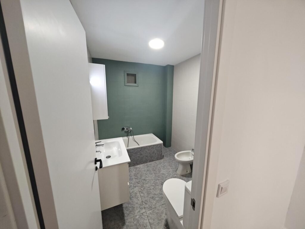 Piso reformado de 3 habitaciones 2 baños sin muebles a 100 m de la playa Acequion