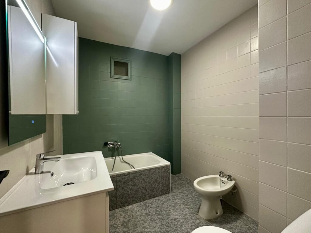 Piso reformado de 3 habitaciones 2 baños sin muebles a 100 m de la playa Acequion