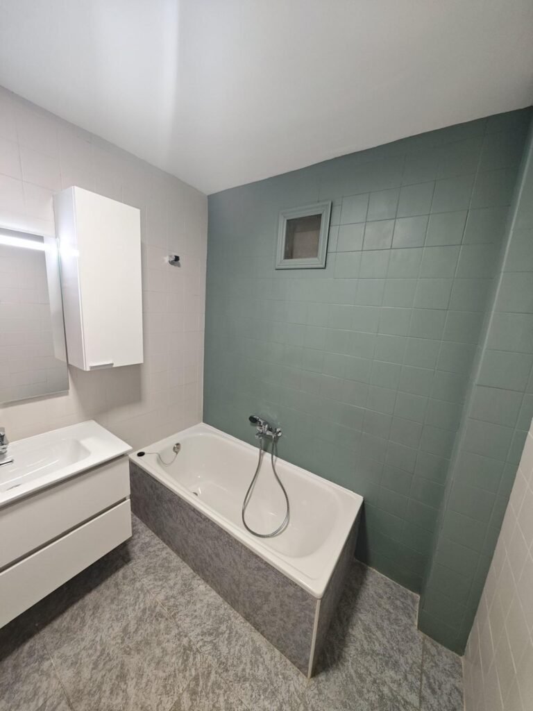 Piso reformado de 3 habitaciones 2 baños sin muebles a 100 m de la playa Acequion