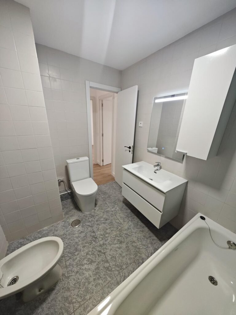 Piso reformado de 3 habitaciones 2 baños sin muebles a 100 m de la playa Acequion