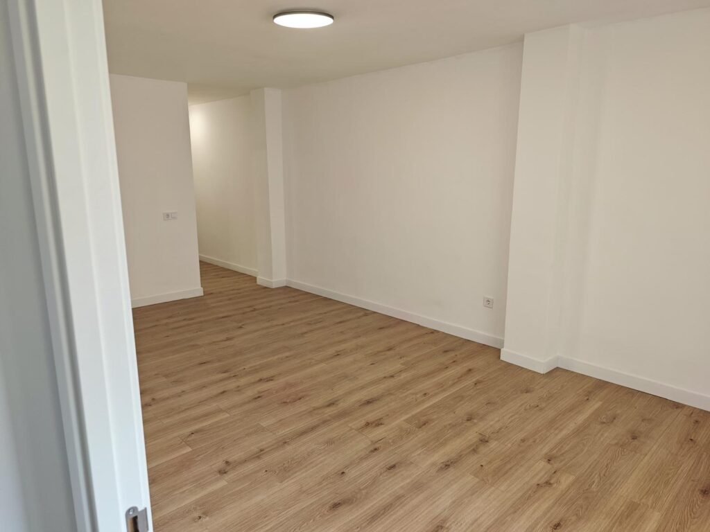 Piso reformado de 3 habitaciones 2 baños sin muebles a 100 m de la playa Acequion