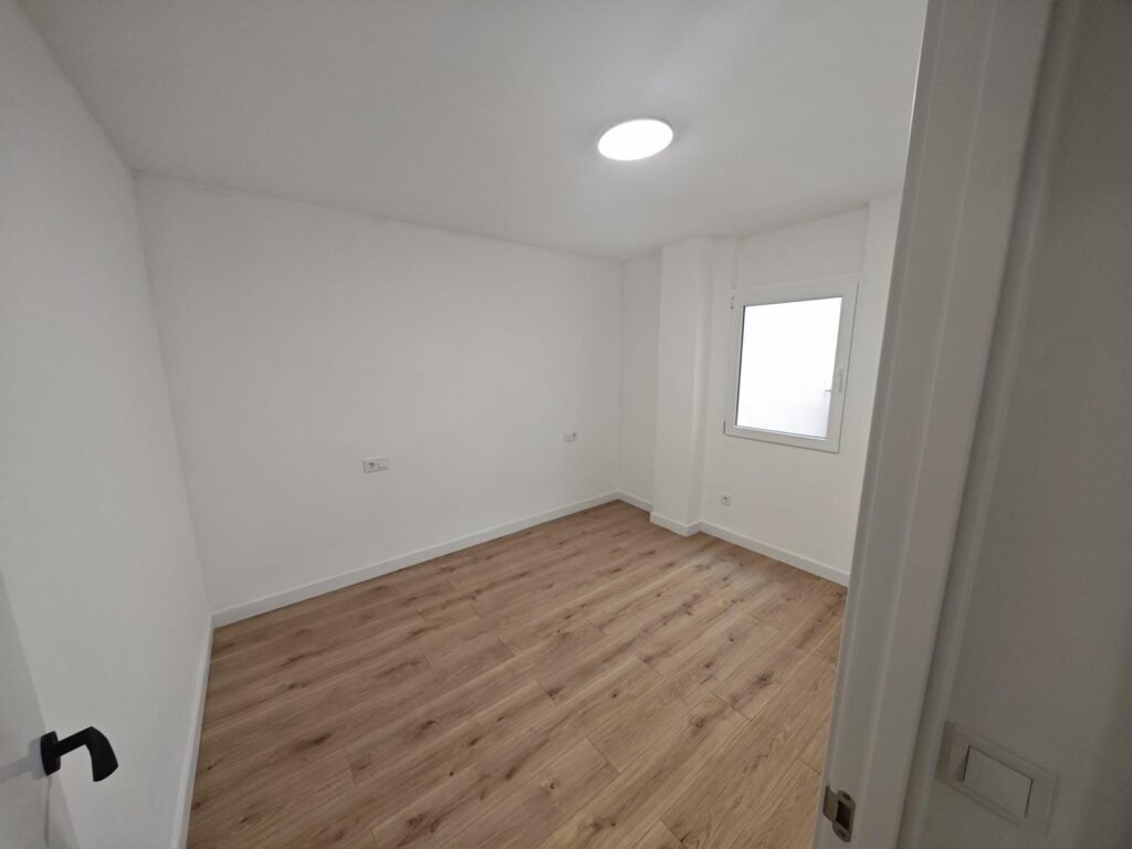 Piso reformado de 3 habitaciones 2 baños sin muebles a 100 m de la playa Acequion