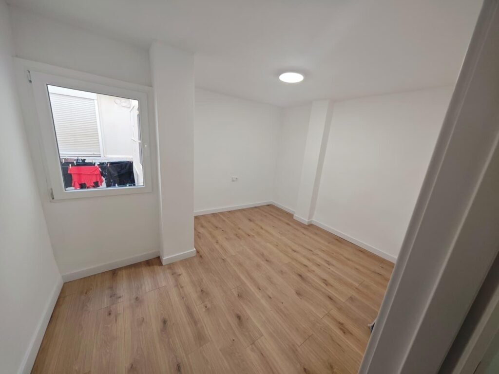 Piso reformado de 3 habitaciones 2 baños sin muebles a 100 m de la playa Acequion