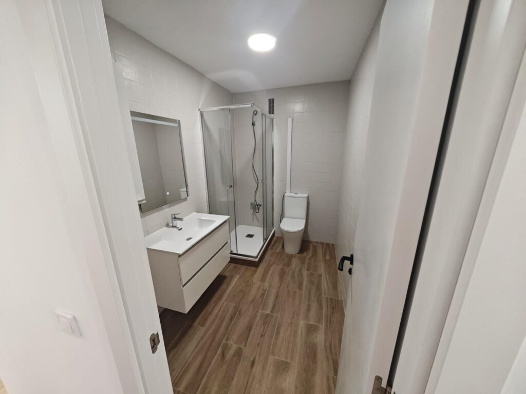 Piso reformado de 3 habitaciones 2 baños sin muebles a 100 m de la playa Acequion