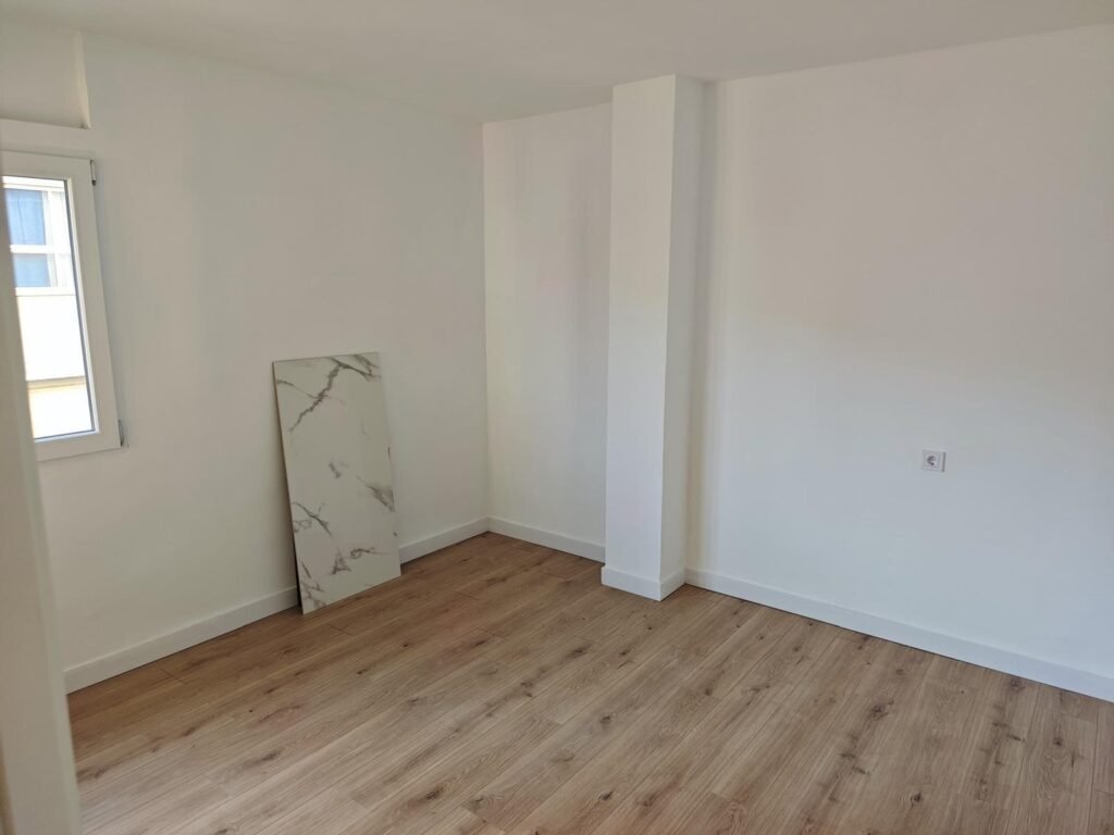 Piso reformado de 3 habitaciones 2 baños sin muebles a 100 m de la playa Acequion