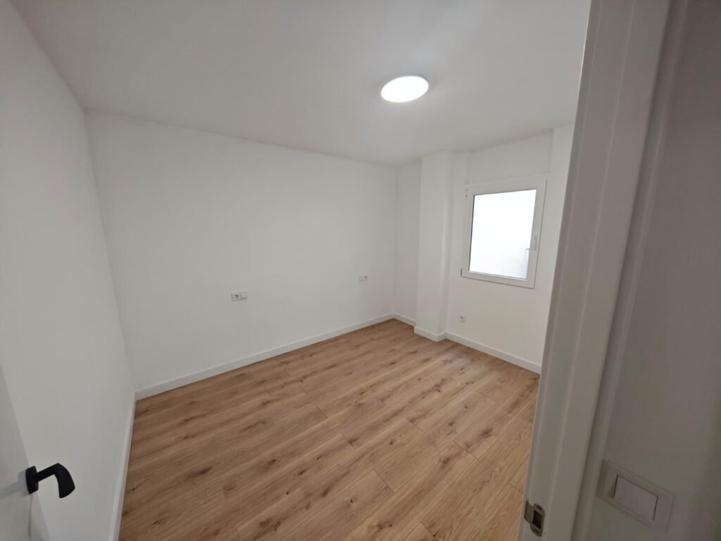 Piso reformado de 3 habitaciones 2 baños sin muebles a 100 m de la playa Acequion