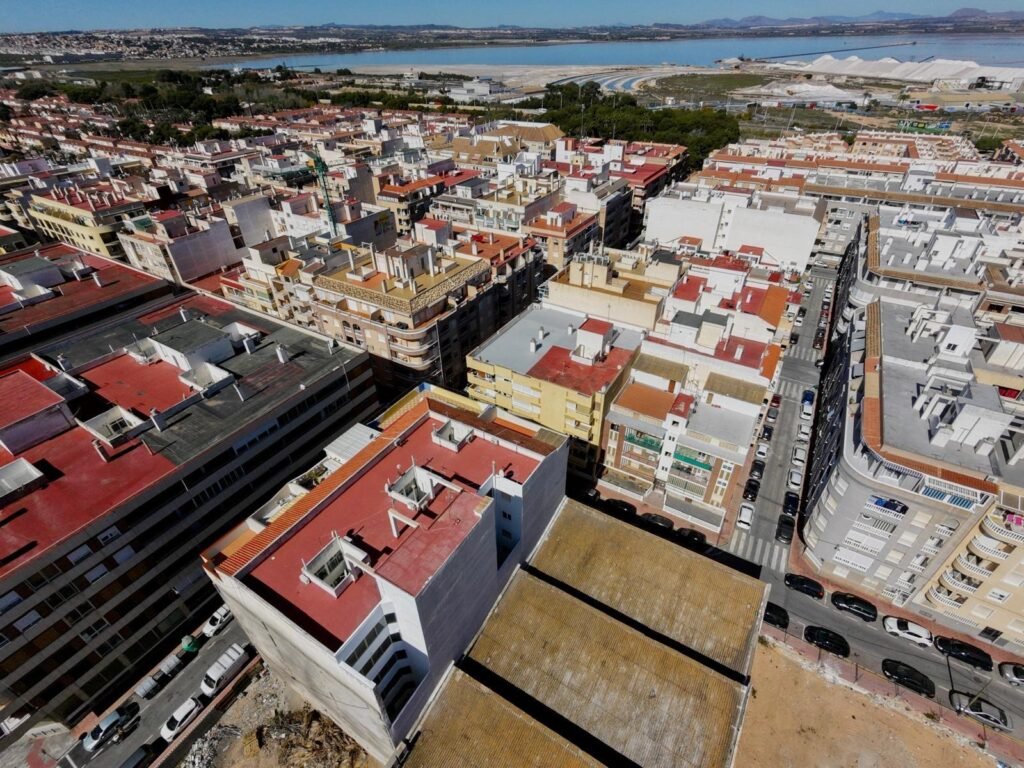 Piso reformado de 3 habitaciones 2 baños sin muebles a 100 m de la playa Acequion